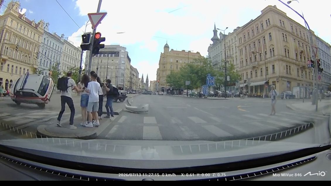 Video z Turkovy nehody: Odmrštěné houkající auto málem srazilo chodce - Seznam Zprávy
